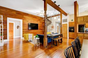 Un comedor y una sala de estar con mesa y sillas. en San Antonio Starlight, en San Antonio