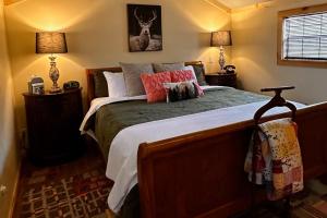 1 dormitorio con 1 cama grande con almohadas en 4 Cabins - Reindeer Ranch at Round Top, en Carmine
