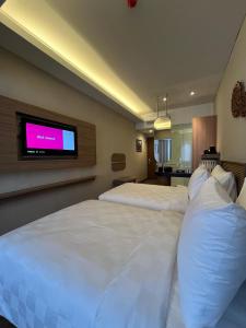 Rúm í herbergi á Ramada by Wyndham Yogyakarta