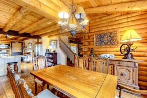 a dining room with a wooden table and chairs at San Jacinto Lodge in Idyllwild +11 photos