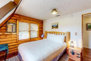 a bedroom with a white bed and a window at San Jacinto Lodge in Idyllwild