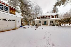un patio cubierto de nieve frente a una casa en Stoney Manor, en Pocono Pines