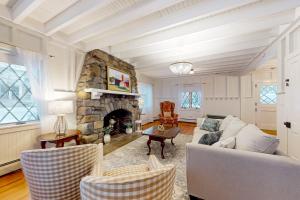 sala de estar con sofá y chimenea en Stoney Manor, en Pocono Pines