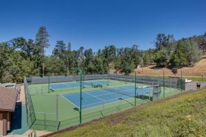 a tennis court on a hill with two tennis courts at Modern Yosemite Retreat in Groveland