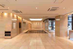 um corredor de um edifício com piso em azulejo em The OneFive Osaka Namba Dotonbori em Osaka