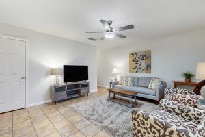 sala de estar con sofá y TV de pantalla plana en 4628 Whimbrel Lane, en Fernandina Beach