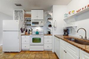 Η κουζίνα ή μικρή κουζίνα στο Breezy bungalow near beach/golf with private patio & updated interior