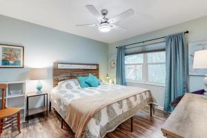 Un dormitorio con una cama grande y una ventana en 4628 Whimbrel Lane, en Fernandina Beach