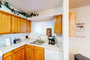 une cuisine avec des armoires en bois et un évier dans l'établissement Stunning Skyline, à Show Low 8 autres photos