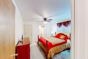 une chambre avec un lit et un ventilateur de plafond dans l'établissement Stunning Skyline, à Show Low