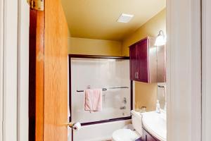 une salle de bain avec une douche, des toilettes et un lavabo dans l'établissement Stunning Skyline, à Show Low
