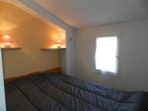 a bedroom with a bed and a window at Duplex 3 pièces climatisé avec piscine, terrasse et parking - Idéal famille au Lavandou - FR-1-251-732 in Le Lavandou