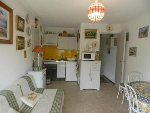 een keuken met een bank en een tafel in een kamer bij Appartement Bormes-les-Mimosas, 2 pièces, 4 personnes - FR-1-251-713 in Bormes-les-Mimosas