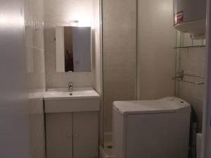 uma casa de banho com um lavatório, um WC e um espelho. em Appartement Bormes-les-Mimosas, 2 pièces, 4 personnes - FR-1-251-735 em Bormes-les-Mimosas