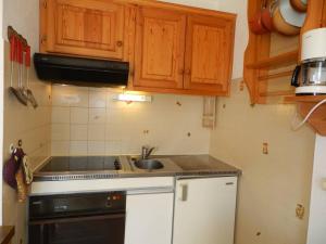 cocina pequeña con fregadero y fogones en Appartement Bormes-les-Mimosas, 2 pièces, 4 personnes - FR-1-251-724, en Bormes-les-Mimosas