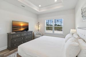 Saint Joe BeachにあるWindmark - Jasmine by the Beachの白いベッドルーム(大型ベッド1台、薄型テレビ付) +53枚の写真