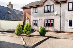 a house with trees in the driveway at Ochil View Holiday Let in Tullibody