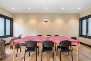 拜倫灣的住宿－Belongil Laneway，一间用餐室,配有红色和白色的桌子和椅子