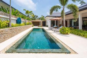 una foto di una piscina in una villa di Luxury Balinese Private Pool Villa! KBR12 a Nathon Bay