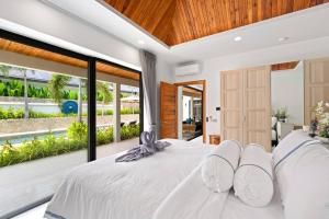 Ένα ή περισσότερα κρεβάτια σε δωμάτιο στο Luxury Balinese Private Pool Villa! KBR12 +31 φωτογραφίες