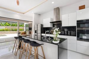 Η κουζίνα ή μικρή κουζίνα στο Luxury Balinese Private Pool Villa! KBR12