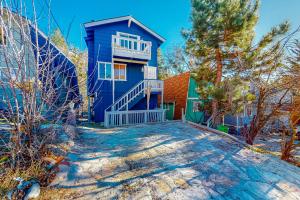 una casa azul con una escalera blanca delante de ella en Blue Skies Over Cedar Drive, en Arrowbear Lake