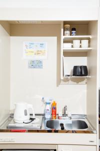 Cuisine ou kitchenette dans l'établissement 梅田まで電車で5分 1フロア貸切 駅徒歩3分 2024年フルリフォーム 建物2階
