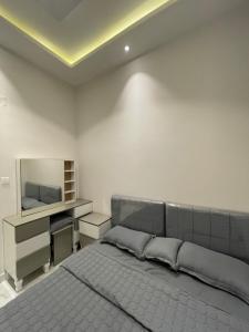 1 dormitorio con 1 cama grande y TV en استراحة عمر en Hail