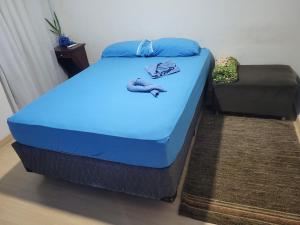 a blue bed in a room with a chair at AP prox CT Galo, Aquabeat, Aeroporto, Cidade Administrativa in Vespasiano +32 photos
