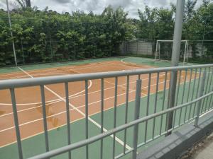 a tennis court with a net on top of it at AP prox CT Galo, Aquabeat, Aeroporto, Cidade Administrativa in Vespasiano