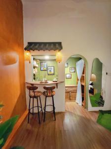 - une cuisine avec deux tabourets de bar dans une pièce dans l'établissement OH Trendy APARTMENT TT, à Hanoï