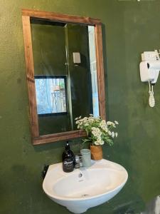 La salle de bains est pourvue d'un lavabo et d'un miroir. dans l'établissement OH Trendy APARTMENT TT, à Hanoï