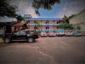 un camion noir garé devant un bâtiment dans l'établissement โรงแรมริเวอร์เลย แกรนด์วิว, à Wang Saphung