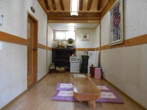 Majoituspaikan Happiness Full Hanok Guesthouse aula tai vastaanotto