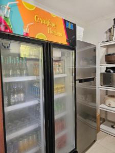 einen Kühlschrank mit offener Tür und Essen im Innenbereich in der Unterkunft Welcome to Serenity Villa. in Munggu