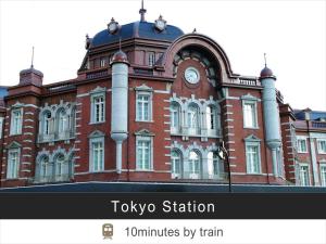 un gran edificio de ladrillo con un reloj. en Tokyu Stay Monzen-Nakacho, en Tokio