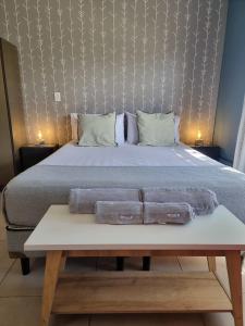 ein Schlafzimmer mit einem Bett und zwei Handtüchern auf einem Tisch in der Unterkunft SLB Apart - Studio in San Luis
