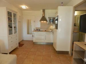 eine Küche mit weißen Schränken und Fliesenboden in der Unterkunft Appartement La Londe-les-Maures, 2 pièces, 6 personnes - FR-1-251-750 in La Londe-les-Maures