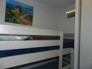 Schlafzimmer mit einem Bett mit Wandgemälde in der Unterkunft Appartement La Londe-les-Maures, 2 pièces, 6 personnes - FR-1-251-750 in La Londe-les-Maures