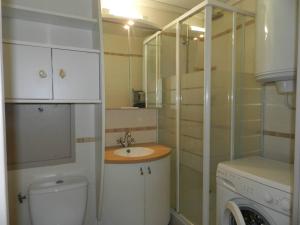 ein kleines Bad mit WC und Waschbecken in der Unterkunft Appartement La Londe-les-Maures, 2 pièces, 6 personnes - FR-1-251-750 in La Londe-les-Maures