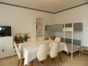 comedor con mesa y sillas y litera en Appartement Bormes-les-Mimosas, 2 pièces, 4 personnes - FR-1-251-744, en Bormes-les-Mimosas