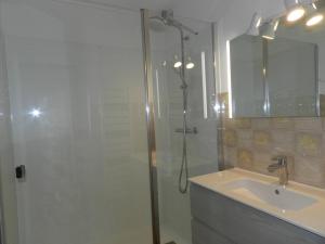 y baño con ducha y lavamanos. en Appartement Bormes-les-Mimosas, 2 pièces, 4 personnes - FR-1-251-744, en Bormes-les-Mimosas