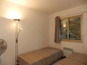 - une chambre avec 2 lits et une fenêtre dans l'établissement Appartement Le Lavandou, 3 pièces, 6 personnes - FR-1-251-761, au Lavandou