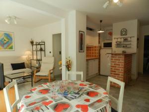 eine Küche und ein Wohnzimmer mit einem Tisch und Stühlen in der Unterkunft Appartement Bormes-les-Mimosas, 3 pièces, 6 personnes - FR-1-251-771 in Bormes-les-Mimosas
