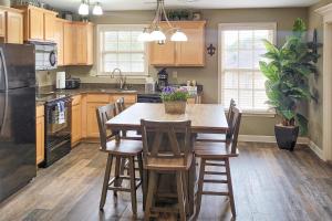 een keuken met een houten tafel en stoelen. bij Lake of the Ozarks Golf Condo in Lake Ozark