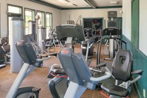 een fitnessruimte met cardio-apparatuur erin bij Lake of the Ozarks Golf Condo in Lake Ozark
