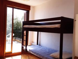 2 łóżka piętrowe w pokoju z oknem w obiekcie Maison Bormes-les-Mimosas, 4 pièces, 8 personnes - FR-1-251-777 w mieście Bormes-les-Mimosas