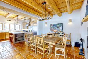 uma cozinha e sala de jantar com uma mesa de madeira e cadeiras em Villa Grande Vista em Arroyo Seco