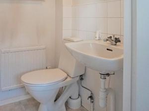 Hallabroにある5 person holiday home in Hallabro-By Traumのトイレと洗面台を備えた白いバスルーム +18枚の写真