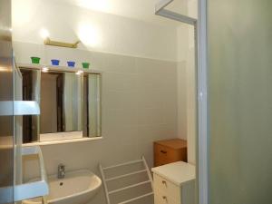 Um banheiro em Appartement Le Lavandou, 3 pièces, 6 personnes - FR-1-251-779